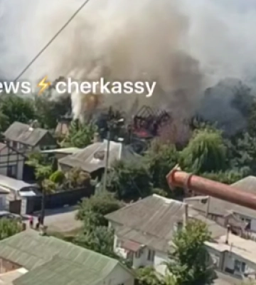 Залучені дві пожежні частини: у Черкасах горить приватний будинок (ФОТО)