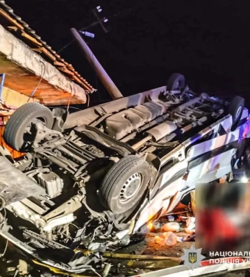 У Миколаївській області рейсовий мікроавтобус потрапив в аварію: є загиблі та травмовані