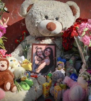 У Києві попрощалися з матір&#039;ю і дворічною донькою, які загинули під час масованої атаки 28 серпня – фото, відео (Відео)