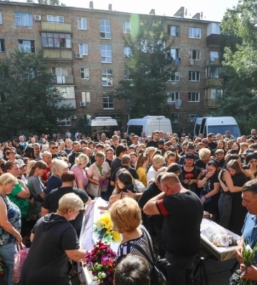 У Києві поруч зі зруйнованим російською ракетою будинком відбулось прощання з 24-річною матір&#039;ю та її 2-річною донькою
