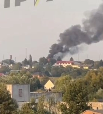 Біля Луцька горів двоповерховий будинок. Відео