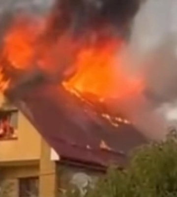 Біля Луцька горів двоповерховий будинок. Відео