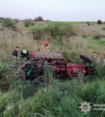 На Львівщині внаслідок ДТП перекинувся трактор, кермувальник якого не вижив (ФОТО)