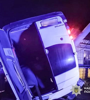 Маршрутка “Одеса-Дніпро” на шаленій швидкості таранила пост на залізничному переїзді