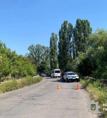 На Кіровоградщині бусик на трасі скоїв наїзд на двох неповнолітніх хлопчиків (ФОТО)