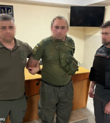 До 10 лет тюрьмы: инспектора запорожской колонии будут судить за поставку наркотиков и телефонов