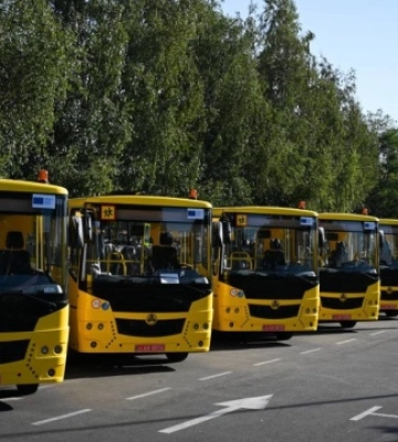 Десять громад Київщини отримали нові шкільні автобуси