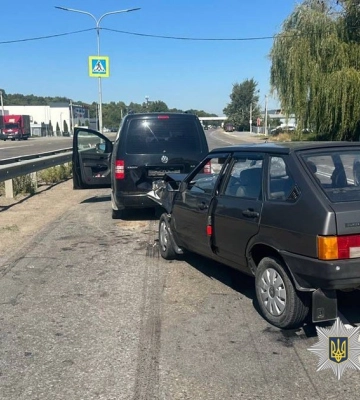 На Буковині внаслідок зіткнення двох автомобілів постраждала літня жінка, - поліція