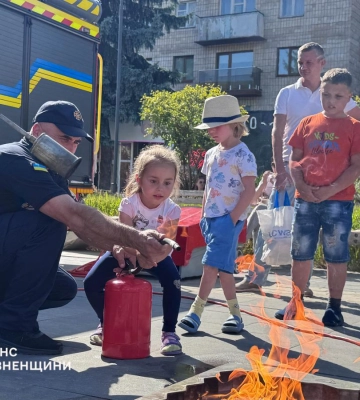 У центрі Рівного рятувальники та поліцейські провели акцію &quot;Знання рятують життя&quot;