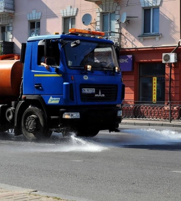 У Рівному постійно поливають асфальт: навіщо це робиться