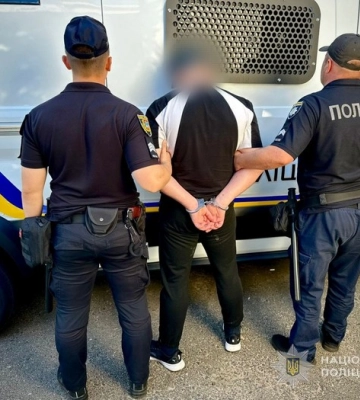 Одеські поліцейські затримали зловмисника, який побив трьох чоловіків, один з яких помер