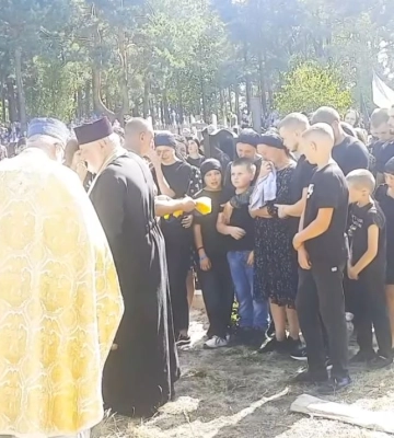 Заливають бетоном: у селищі на Волині люди самотужки латають ями на дорогах