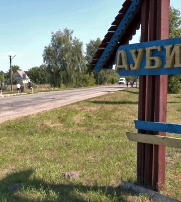 Заливають бетоном: у селищі на Волині люди самотужки латають ями на дорогах