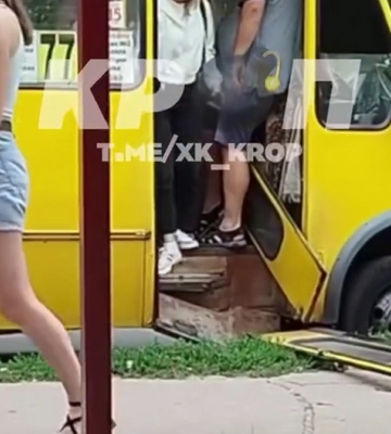 У маршрутки в Кропивницькому відпали двері 