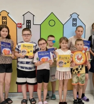 Волонтерка з Австралії привезла до Львова книжки для дітей англійською та українською мовою