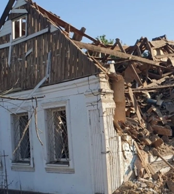 У Херсоні під час російської атаки поліціянти в&#039;їхали у дерево. Наслідки обстрілів Херсонщини