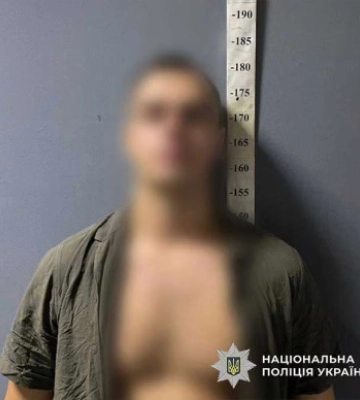 Нетверезий чоловік вибив скло в автобусі та напав на пасажирів у Києві