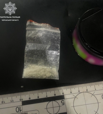 У Черкасах посеред ночі знайшли чоловіка із пакетиком, ймовірно, наркотиків
