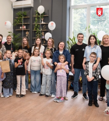 У Києві напередодні 1 вересня провели свято для дітей оборонців Маріуполя, які вперше йдуть до школи