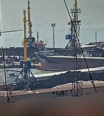 У порту Маріуполя окупанти вантажать судна вкраденим українським зерном та вугіллям