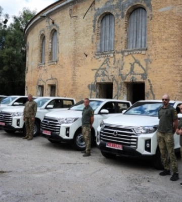 Київщина передала полку безпілотних систем «Ахіллес» партію пікапів