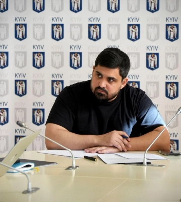 Кличко та Ткаченко звинуватили один одного у затримці з оформленням статусу критичних підприємств у Києві