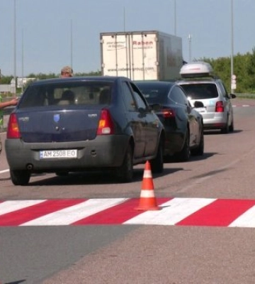 Мобільний блокпост ТЦК працює на трасі «Київ-Чоп»: там виписують повістки (ВІДЕО)