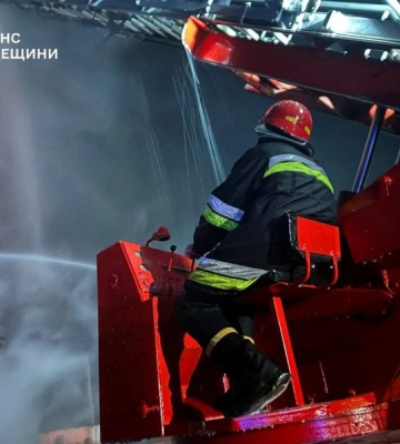 Внаслідок ворожого обстрілу на Одещині спалахнула масштабна пожежа