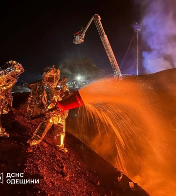 РФ вночі вдарила по Одещині — виникли масштабні пожежі