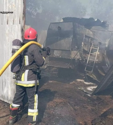 На Кіровоградщині горів ангар та комбайн