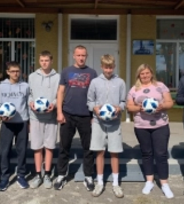 Гімназії №2 міста Ківерці подарували футбольні м’ячі