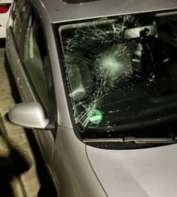 Збив дорожній знак та протаранив припарковане авто: у Луцьку нетверезий водій влаштував ДТП 