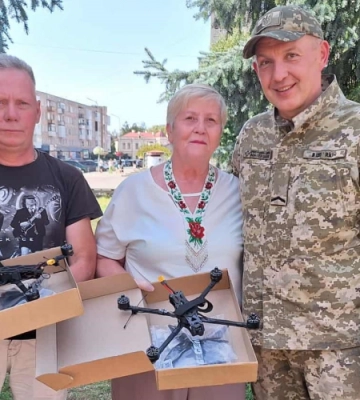 Власним прикладом: пенсіонерка з Ковеля подарувала дрони прикордонникам