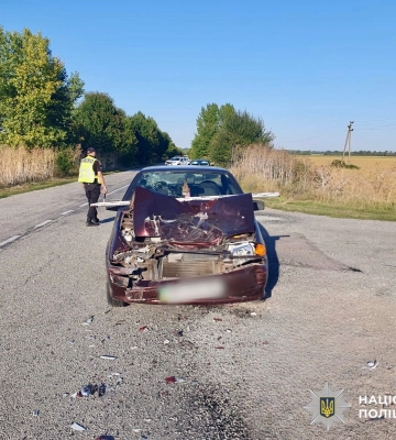 На Київщині легковик на повороті наздогнав мікроавтобус: у ДТП постраждала людина