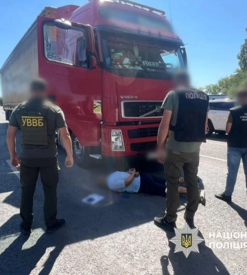 Під Одесою затримали далекобійника, який перевозив чоловіка призовного віку до Молдови