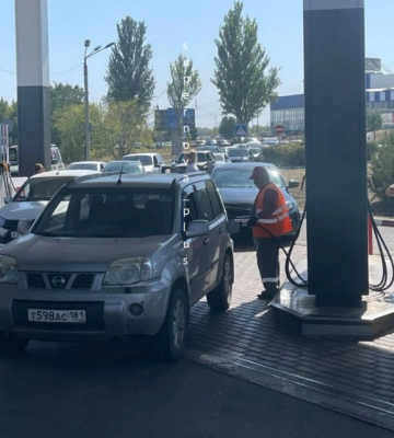 В Луганске возник острый дефицит топлива: бензин сливают из припаркованных машин (видео)