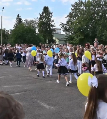 Як у 15-му ліцеї Рівного зустріли новий навчальний рік після протестів батьків (ВІДЕО)