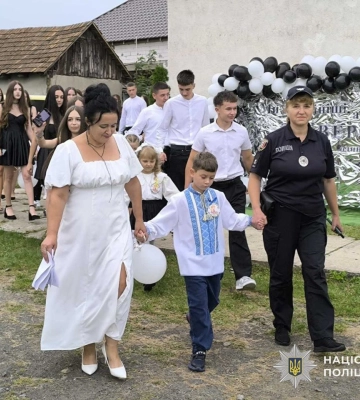 Поліцейська із Закарпаття вишила переселенцю-першокласнику сорочку до Дня знань