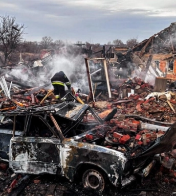На Харківщині російський FPV-дрон вдарив поблизу авто: водій дістав поранення