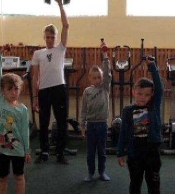 На окупованій Херсонщині влаштували «змагання з гирьового спорту» серед дітей