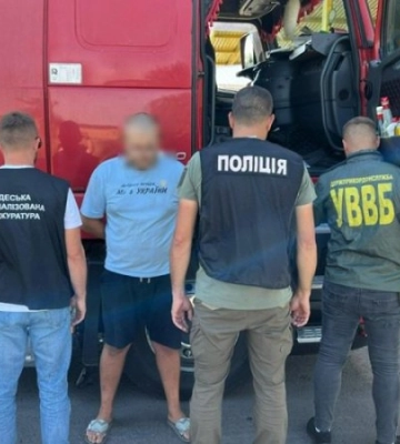 На Одещині чоловіка намагалися переправити до Молдови в фурі з газованими напоями