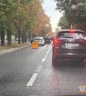 У Черкасах на перехресті перед світлофором зіштовхнулися три авто
