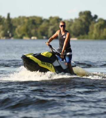 У Києві затвердили правила плавання для гідроциклів й водних атракціонів