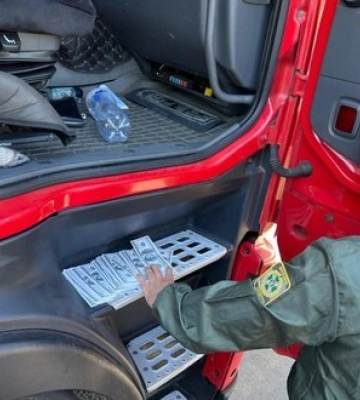 Водій вантажівки облаштував сховок у причепі: на Одещині викрито схему переправлення чоловіків через кордон, - ДПСУ. ФОТО