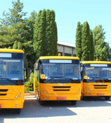 Громади Буковини отримали інклюзивні шкільні автобуси