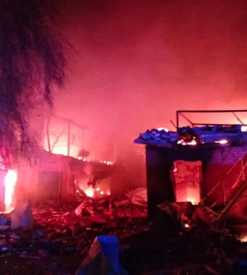 Внаслідок влучань ворожих дронів у Білій Церкві спалахнула пожежа, загинув чоловік