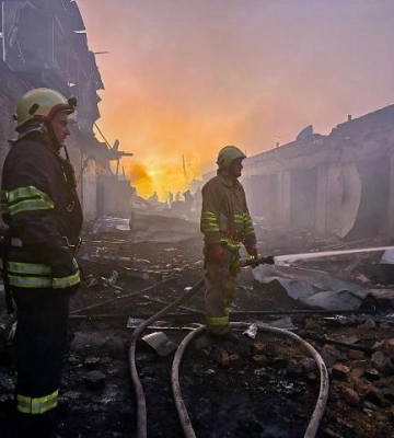 Через дронову атаку у Сумах спалахнула масштабна пожежа, є порпнені