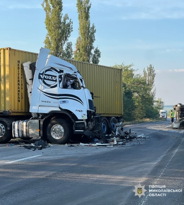 На Миколаївщині внаслідок тарану вантажівок загинув один із водіїв - поліція шукає свідків ДТП. ФОТО