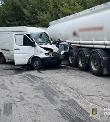 ДТП у Кременчуці: мікроавтобус зіткнувся з вантажівкою