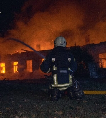 Наслідки нічного обстрілу Сум показала ДСНС (, )